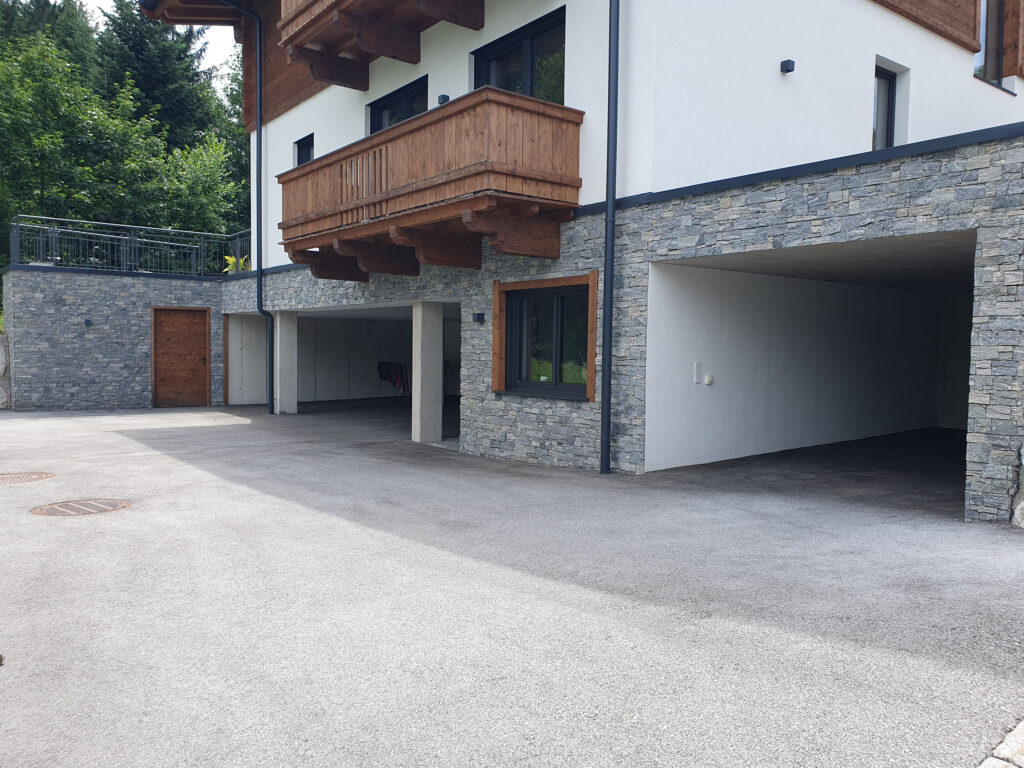 Einfahrt zum Carport des Chalets
