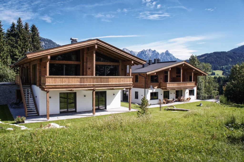 Gesamtansicht des Chalets mit den Steinbergen im Hintergrund