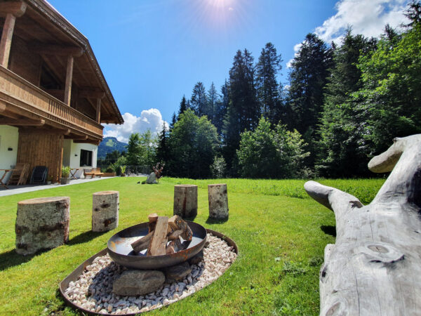 Feuerstelle, Baumstammhocker im Garten