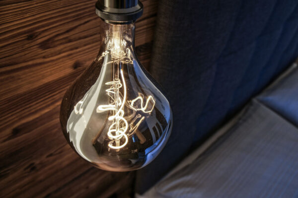 Designer-Leuchte mit Edison-Glühbirne