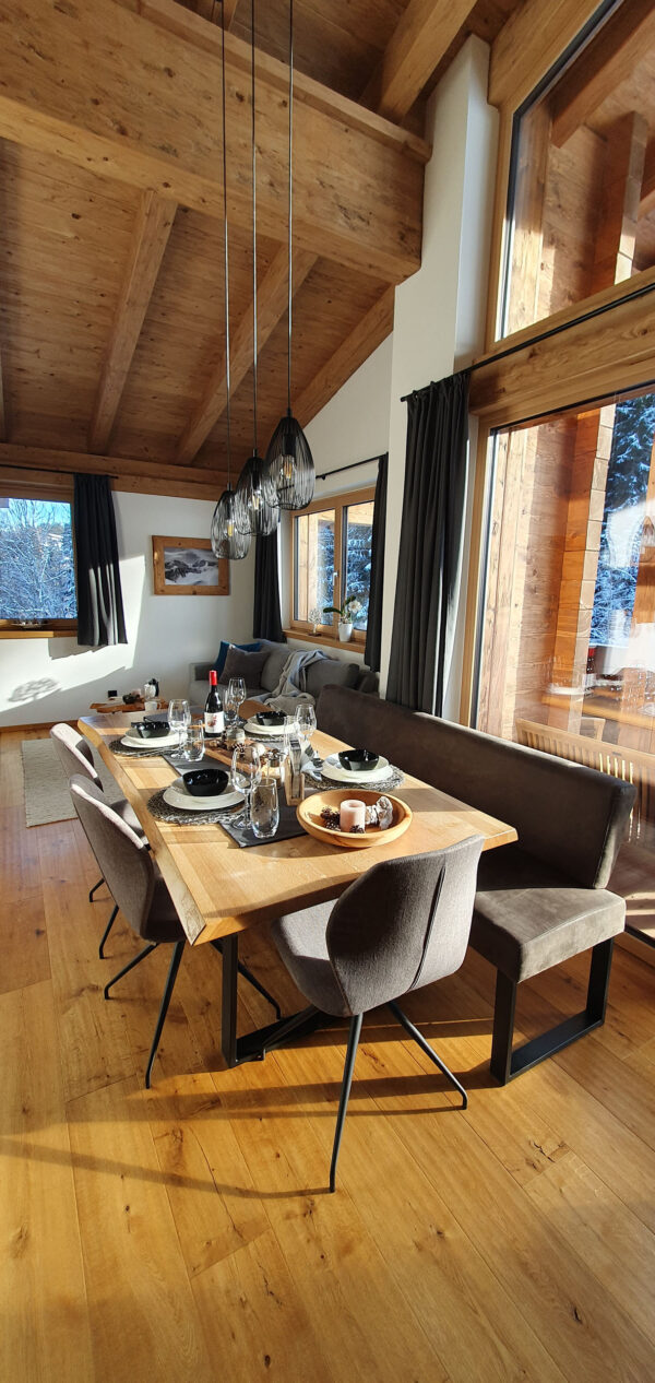 Festlich gedeckter Esstisch unter Holzbalken